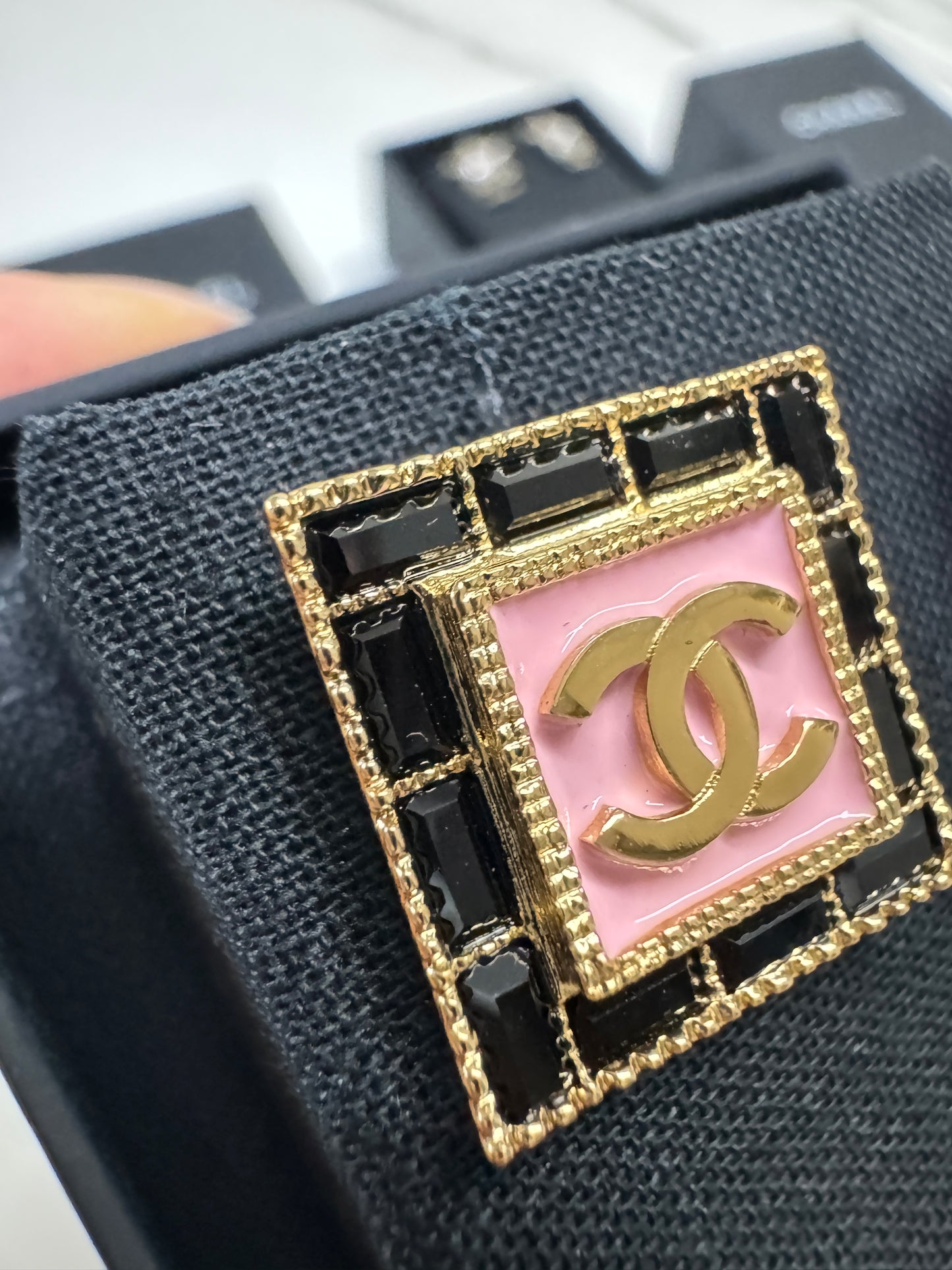 CHANEL 24S 粉紅色方形琺瑯耳釘