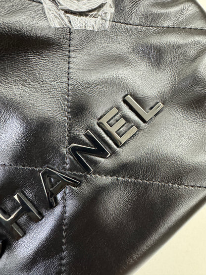 CHANEL Mini 22 Bag So Black 油蠟牛皮