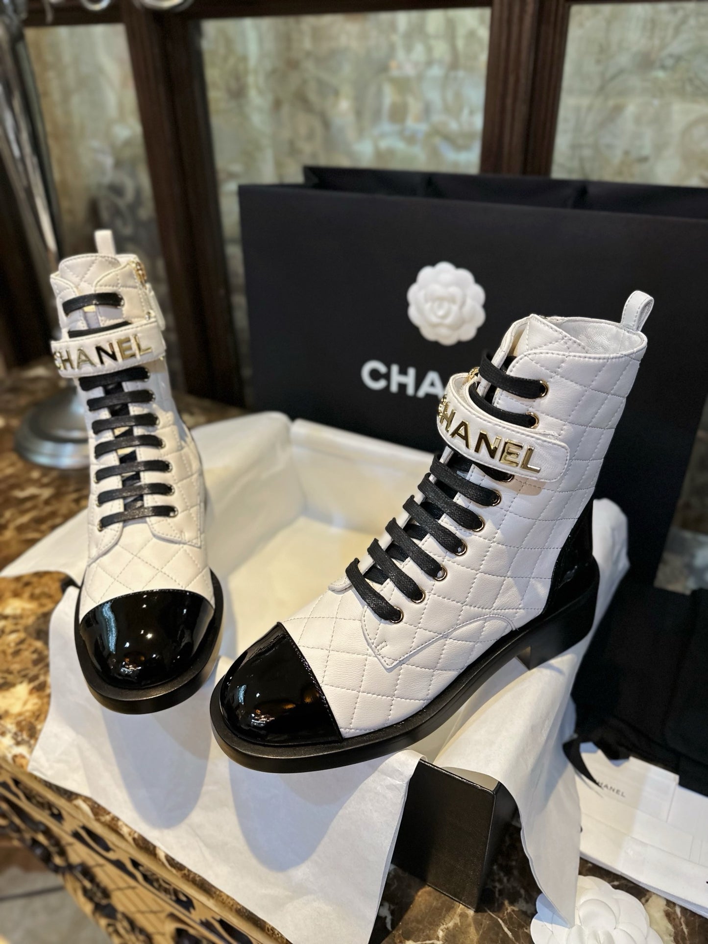 CHANEL 羊皮 菱格字母機車靴 黑白 23a￼
