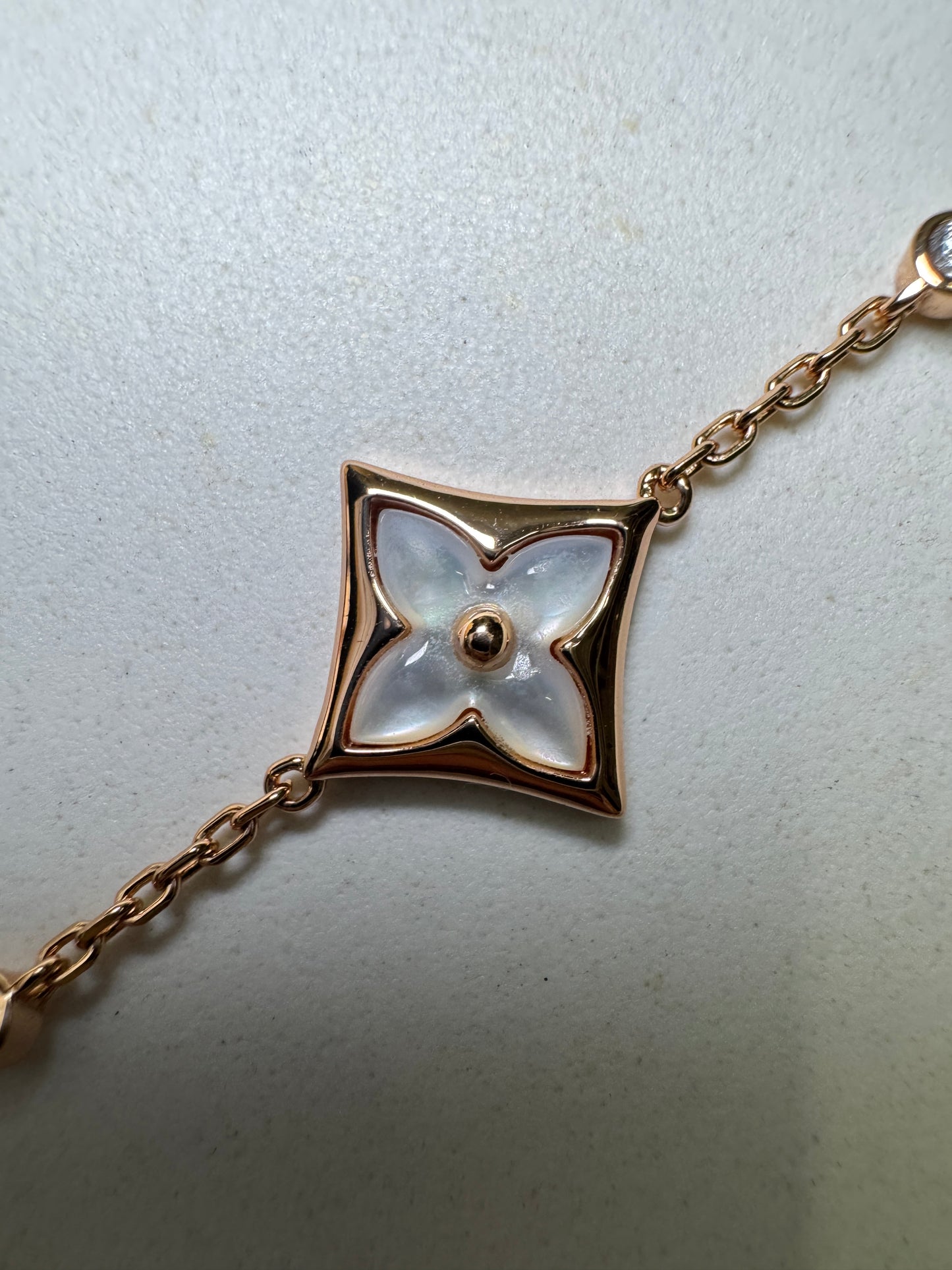 LV Flower Blossom 玫瑰金白貝母 手鏈