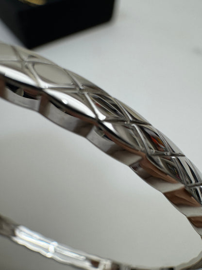 CHANEL Coco Crush 半鑽手鐲 白金色