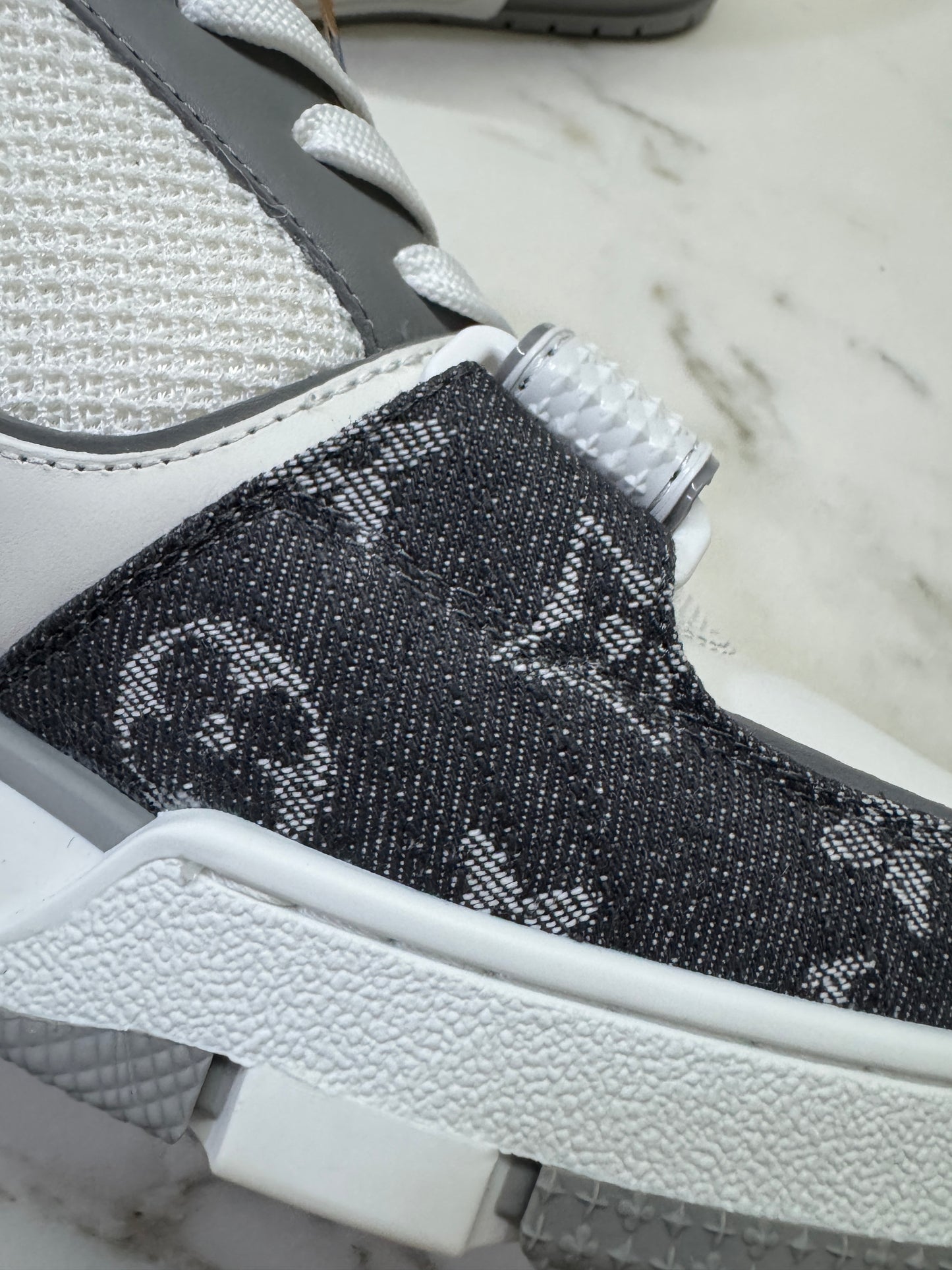 LV Trainer 25年灰牛仔