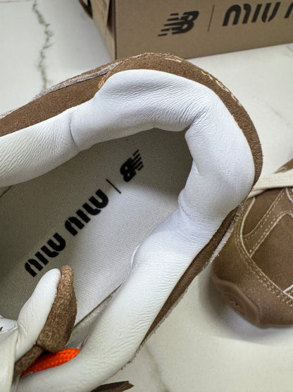 MIU MIU x NEW BALANCE 棕色猄皮軟底運動鞋