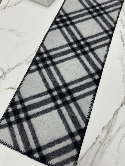 BURBERRY Check Wool Scarf 黑白色
