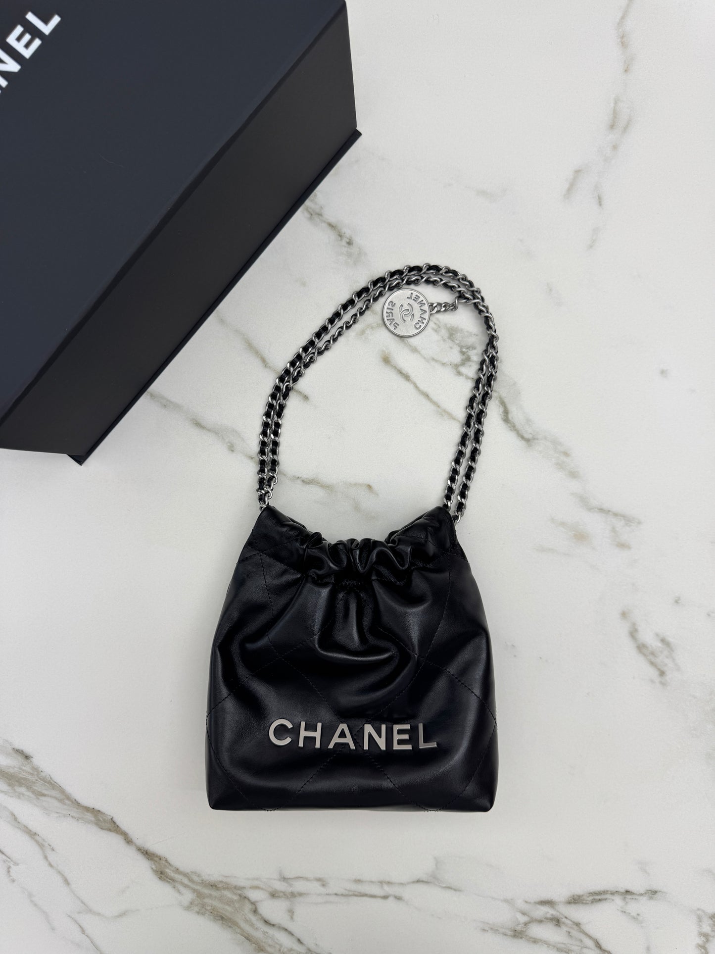CHANEL Mini 22 Bag 黑銀 【同步最新磁吸扣版】