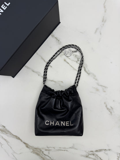 CHANEL Mini 22 Bag 黑銀 【同步最新磁吸扣版】