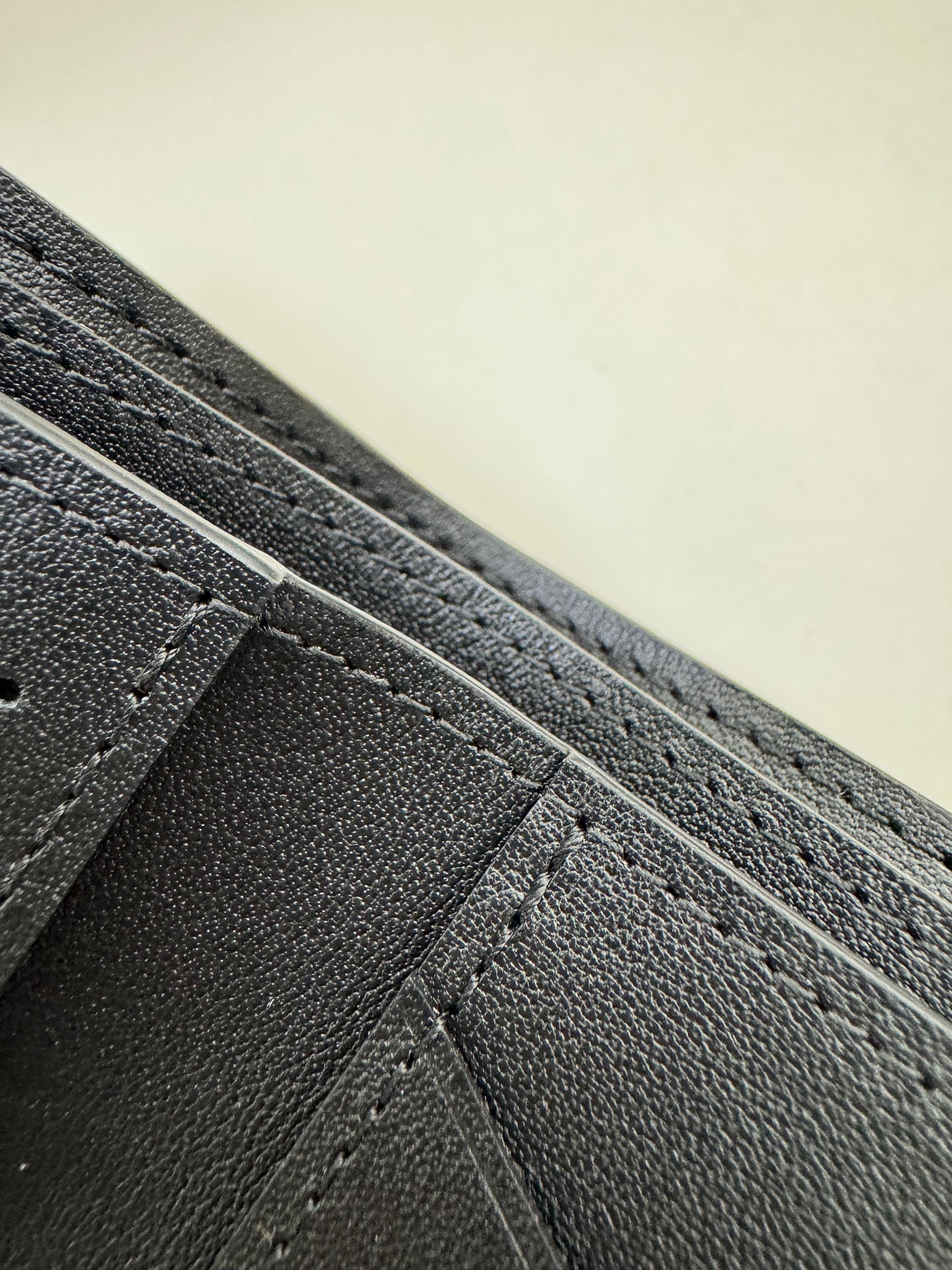 LV Multiple Wallet 黑色皮壓花