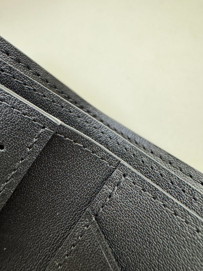 LV Multiple Wallet 黑色皮壓花