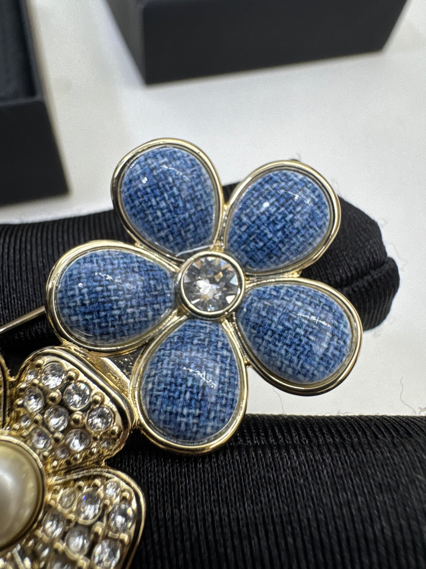 CHANEL 26C 牛仔花胸針