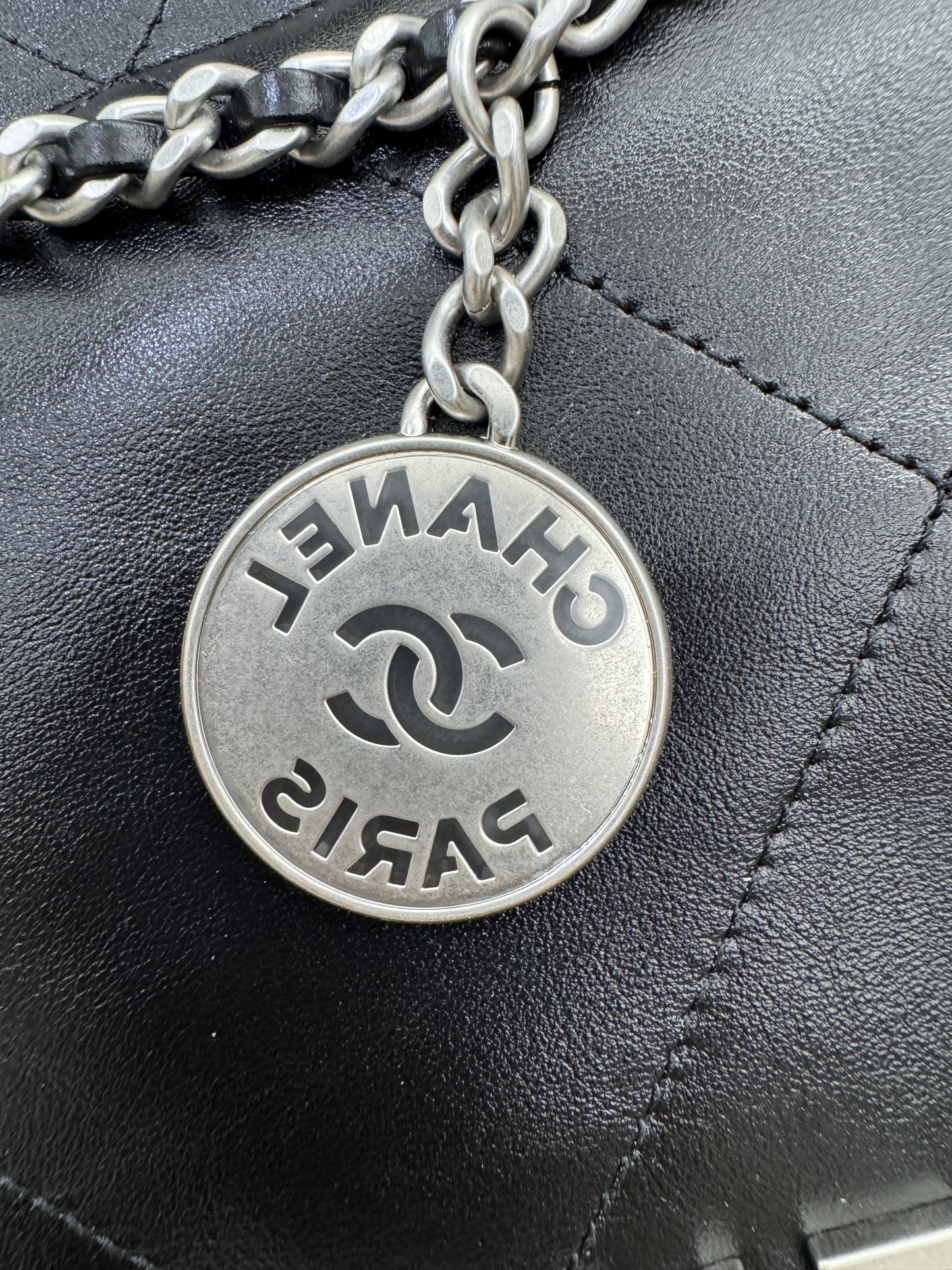 CHANEL Mini 22 Bag 黑銀 【同步最新磁吸扣版】