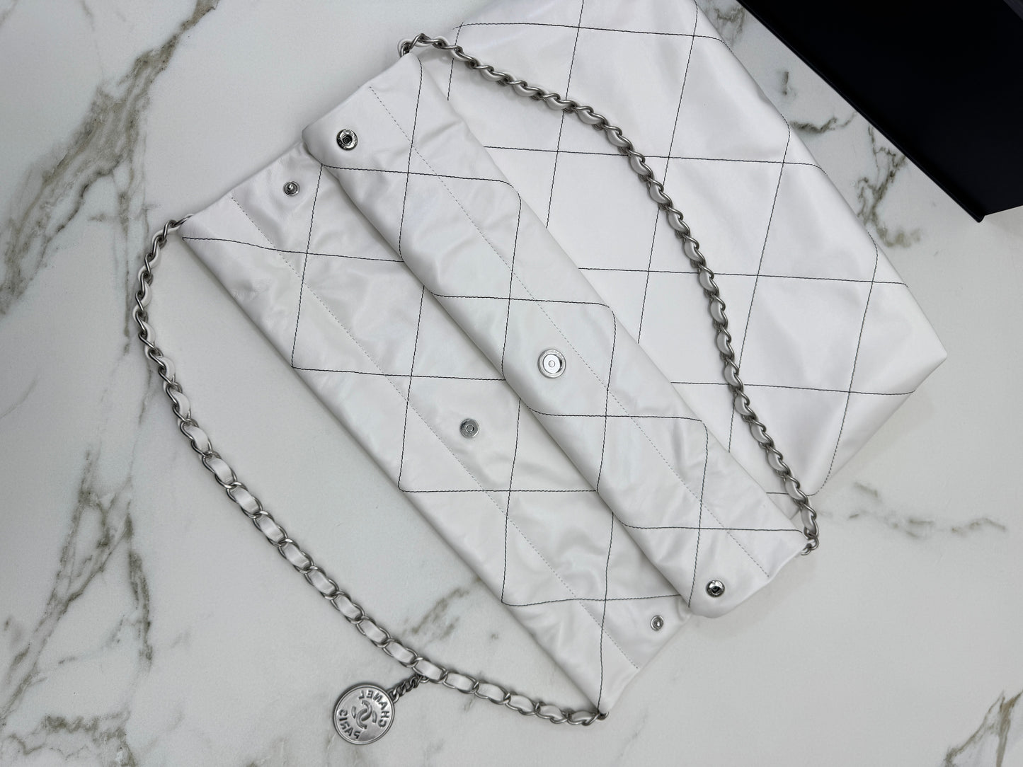 CHANEL 22Bag Medium 白色黑線
