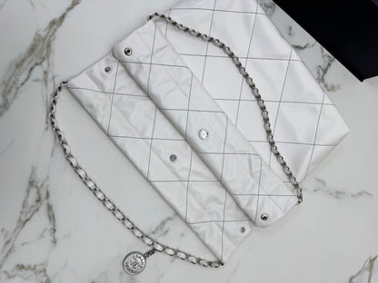 CHANEL 22Bag Medium 白色黑線