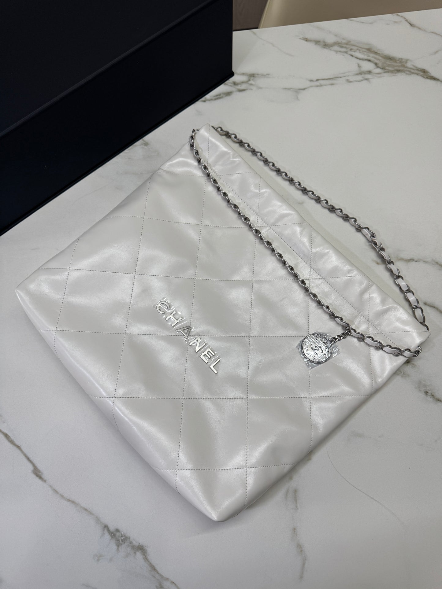 CHANEL 22 Bag Medium 白銀
