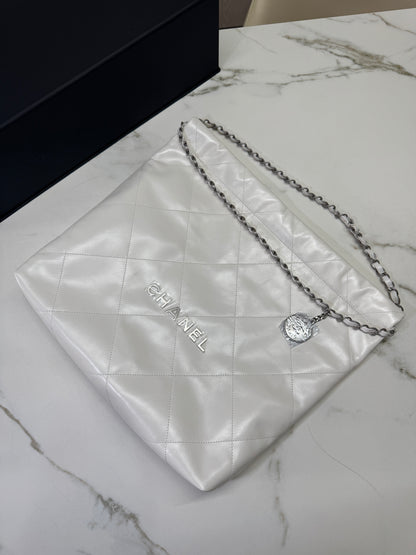 CHANEL 22 Bag Medium 白銀