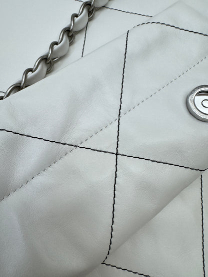 CHANEL 22Bag Medium 白色黑線