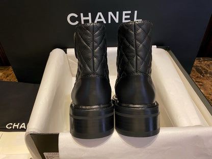 CHANEL 菱格衘扣馬丁靴 ￼