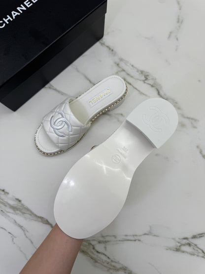 CHANEL 25P 粗跟拖鞋 白色