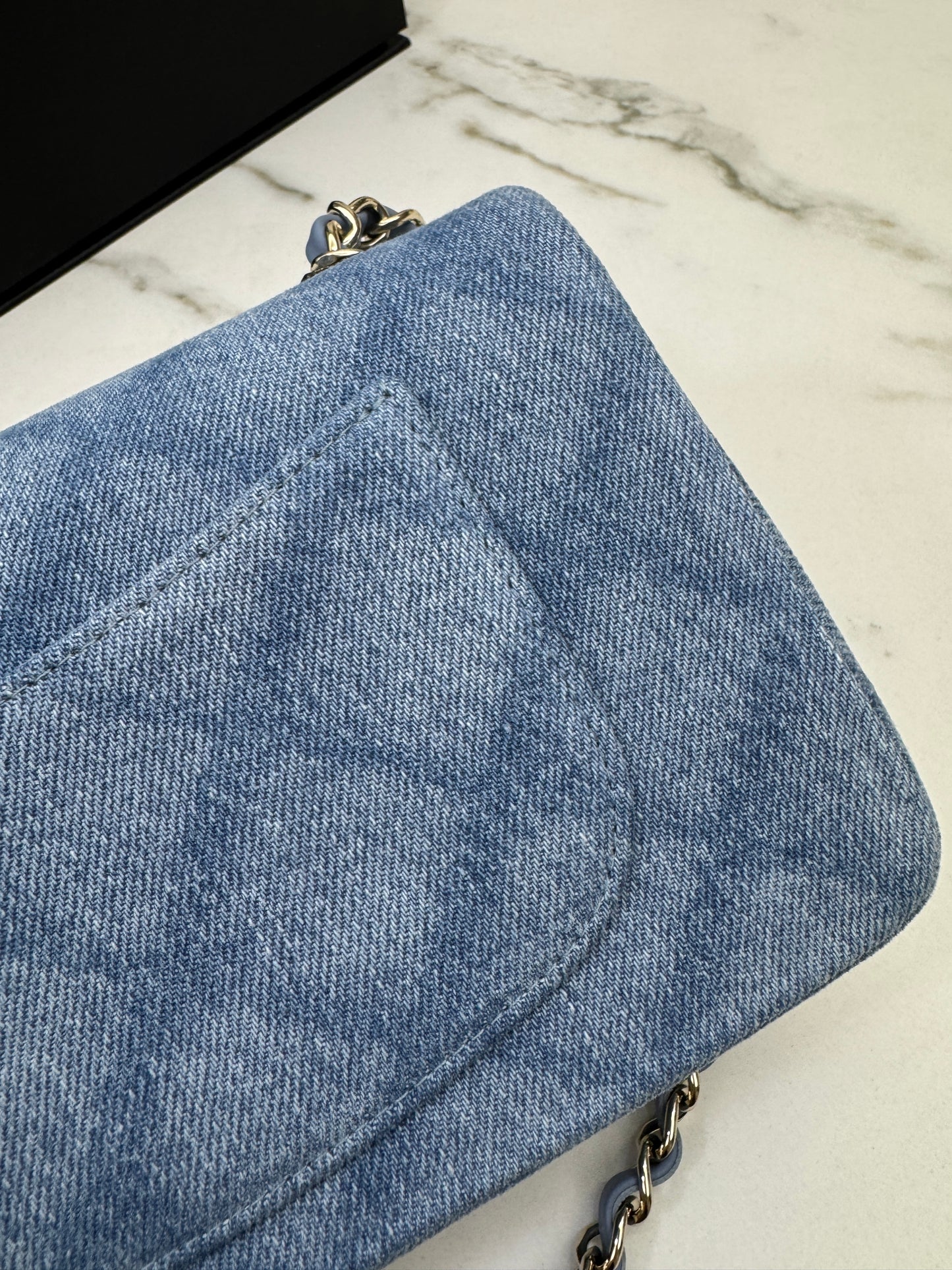 CHANEL 22B 淺藍牛仔 Mini CF20