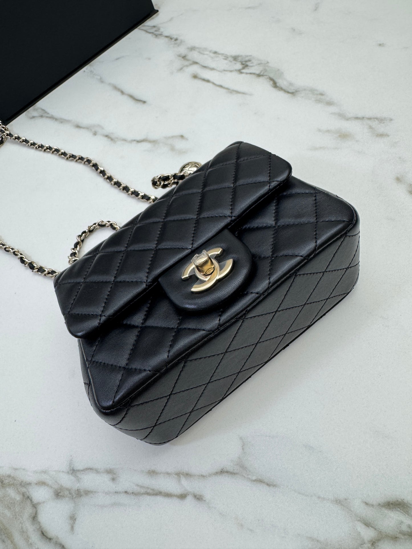 CHANEL 25K 亮面淺金球 Mini CF17 方胖子