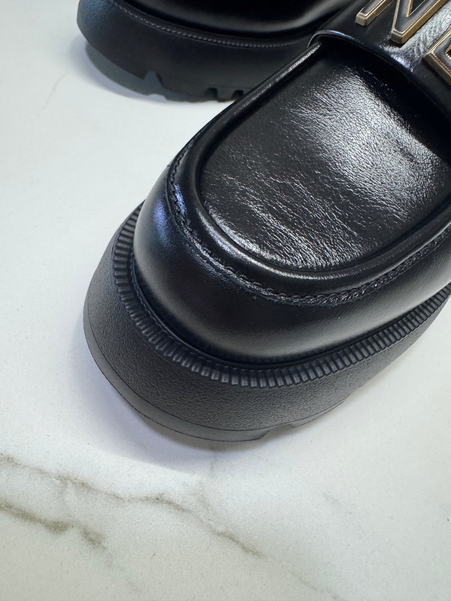 CHANEL 24B Loafer 字母樂福鞋