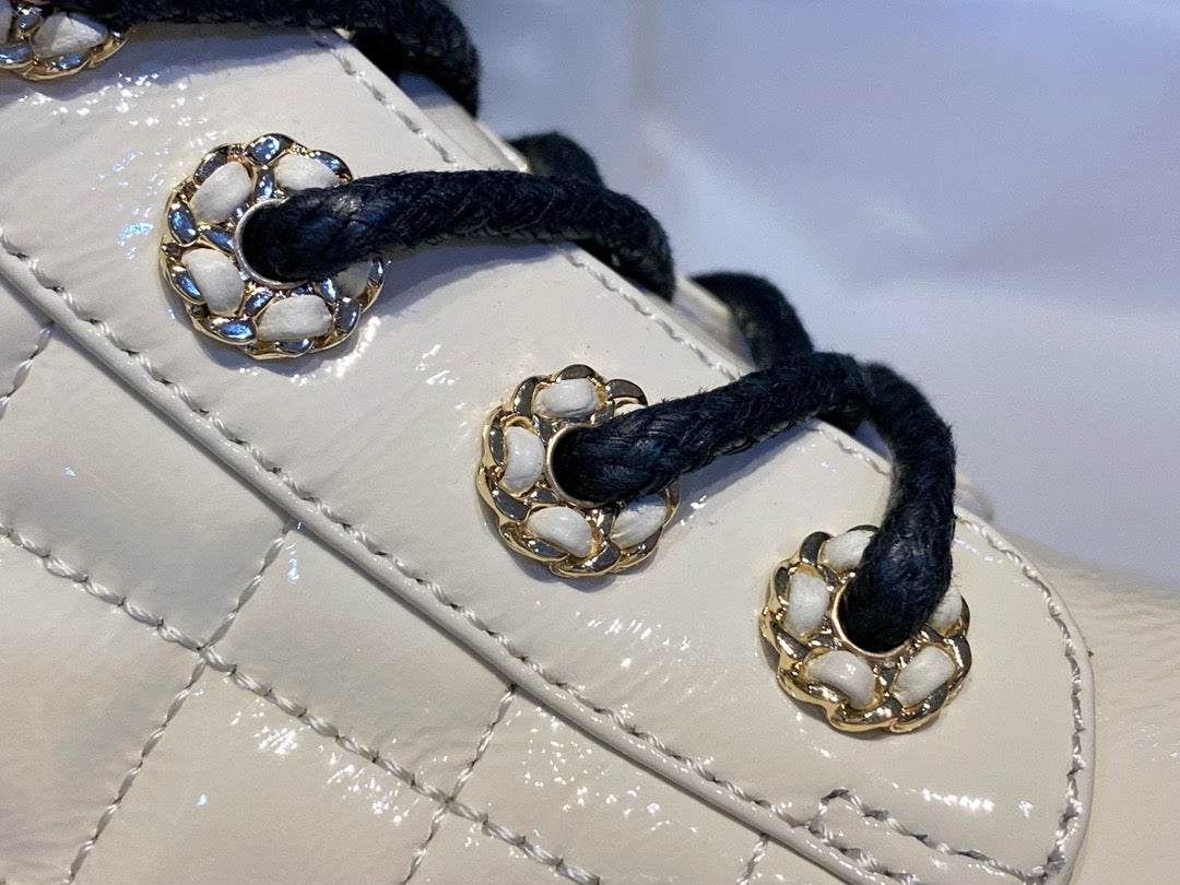 CHANEL 亮面皺牛皮 菱格馬丁靴 黑白色