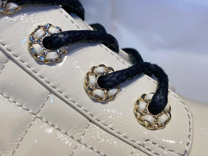 CHANEL 亮面皺牛皮 菱格馬丁靴 黑白色