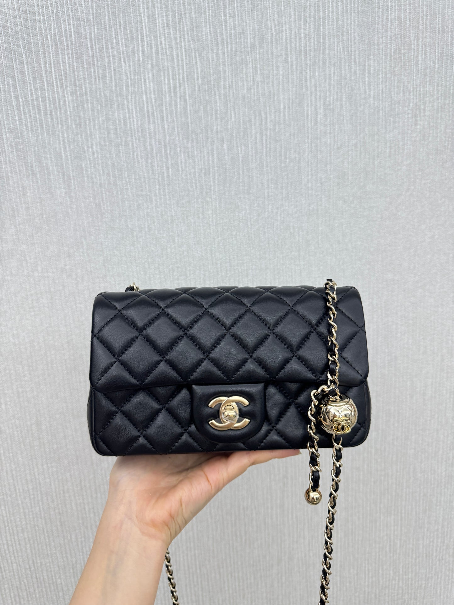 CHANEL 25K亮面淺金球 Mini CF20 Pearl Crush