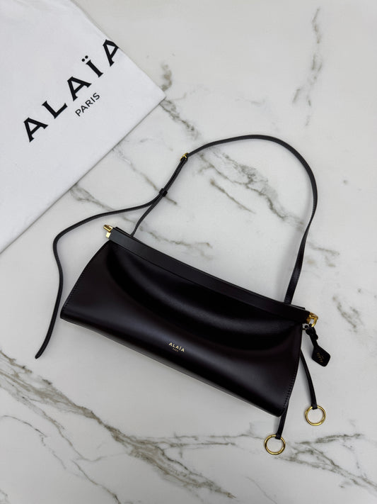 ALAIA Le Click East West Medium 深棕色