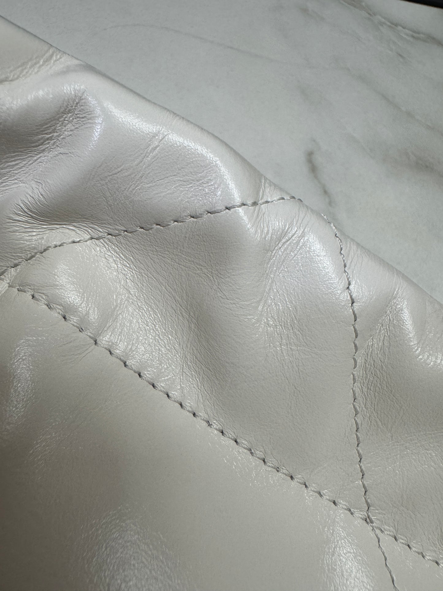 CHANEL 22 Bag Medium 白銀