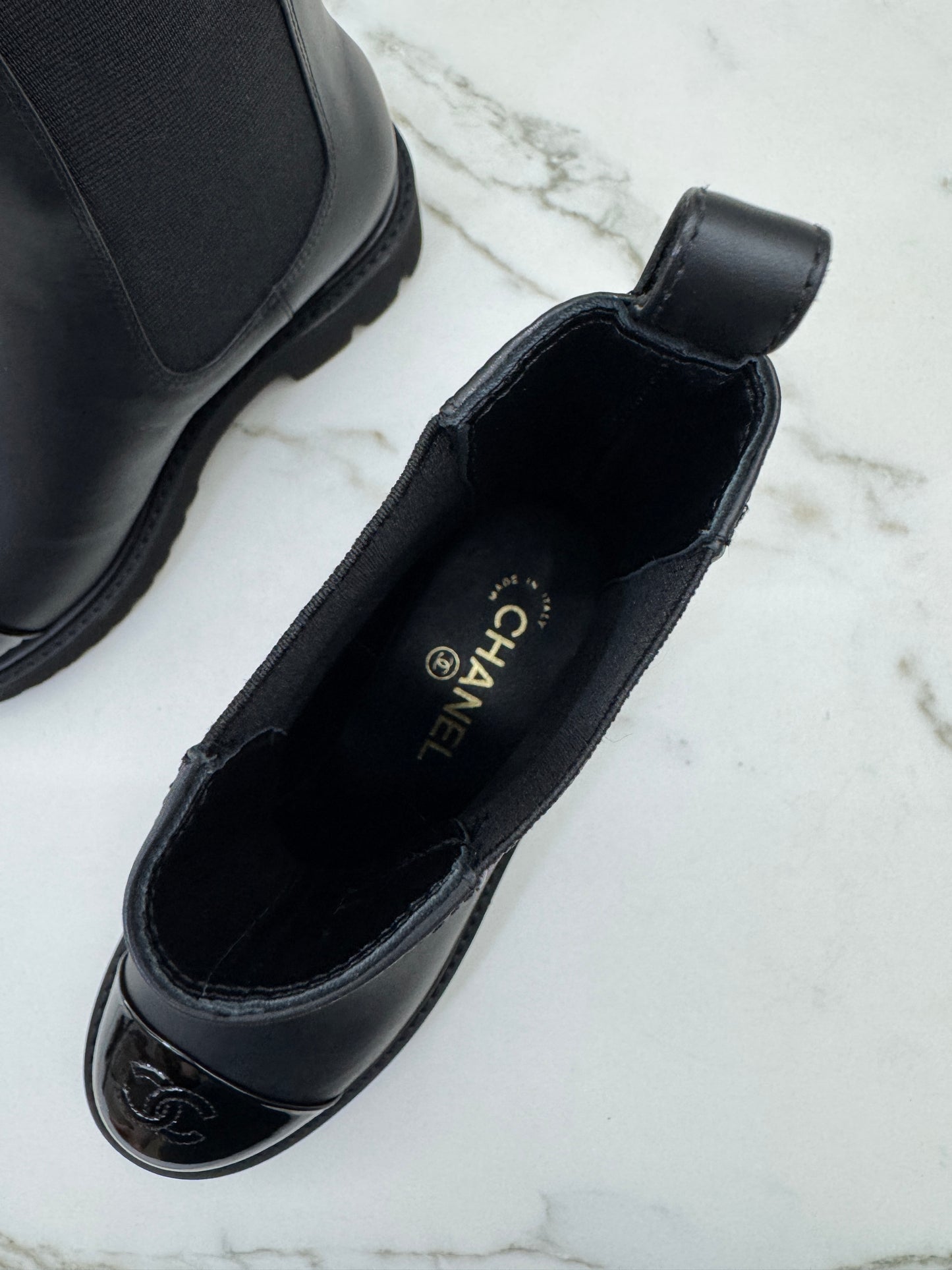 CHANEL 22C 漆皮拼牛皮 切爾西短靴 Chelsea Boots