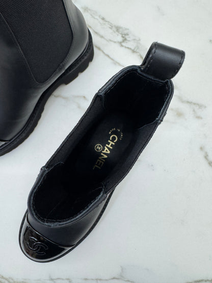 CHANEL 22C 漆皮拼牛皮 切爾西短靴 Chelsea Boots