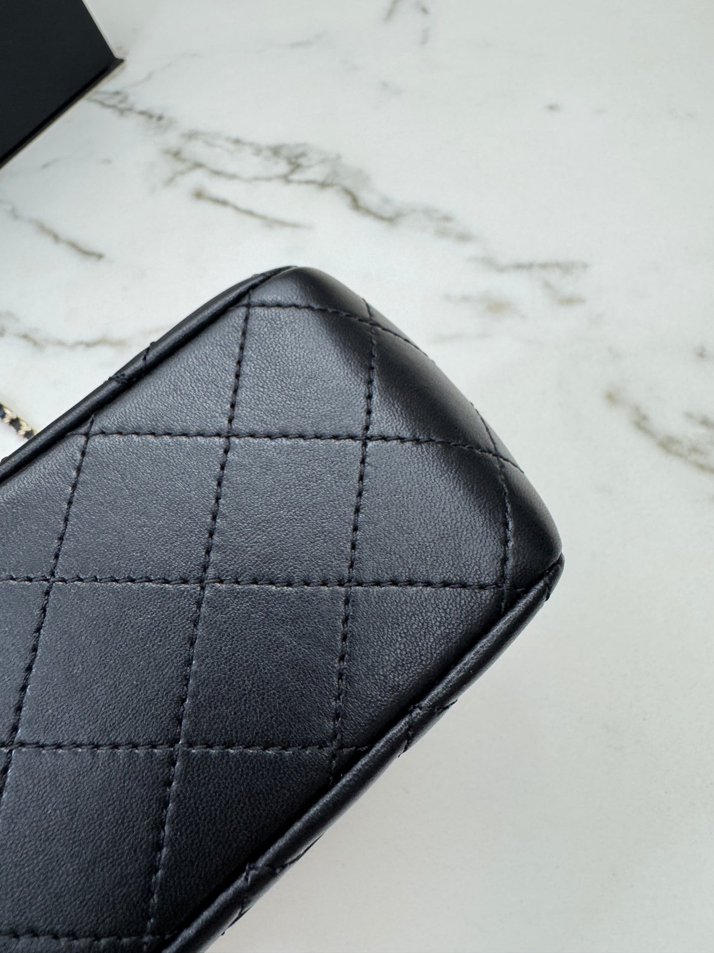 CHANEL 25K 亮面淺金球 Mini CF17 方胖子