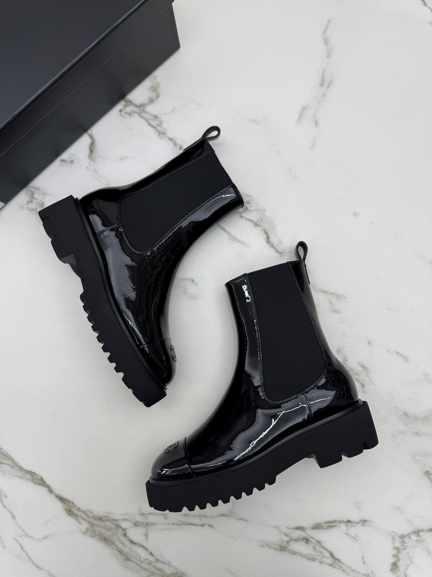 CHANEL 22C Chelsea Boots 漆皮切爾西短靴