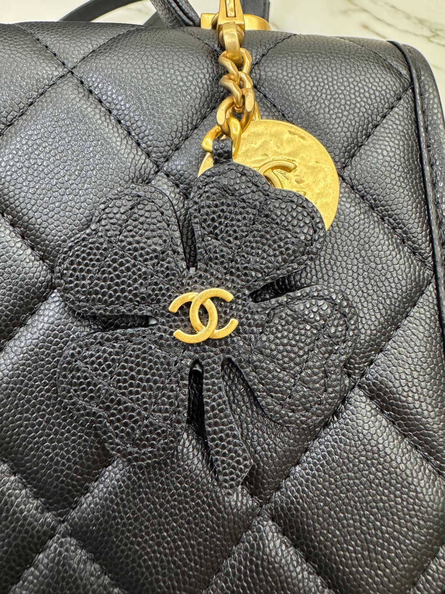 CHANEL 25B 四葉草郵差背包