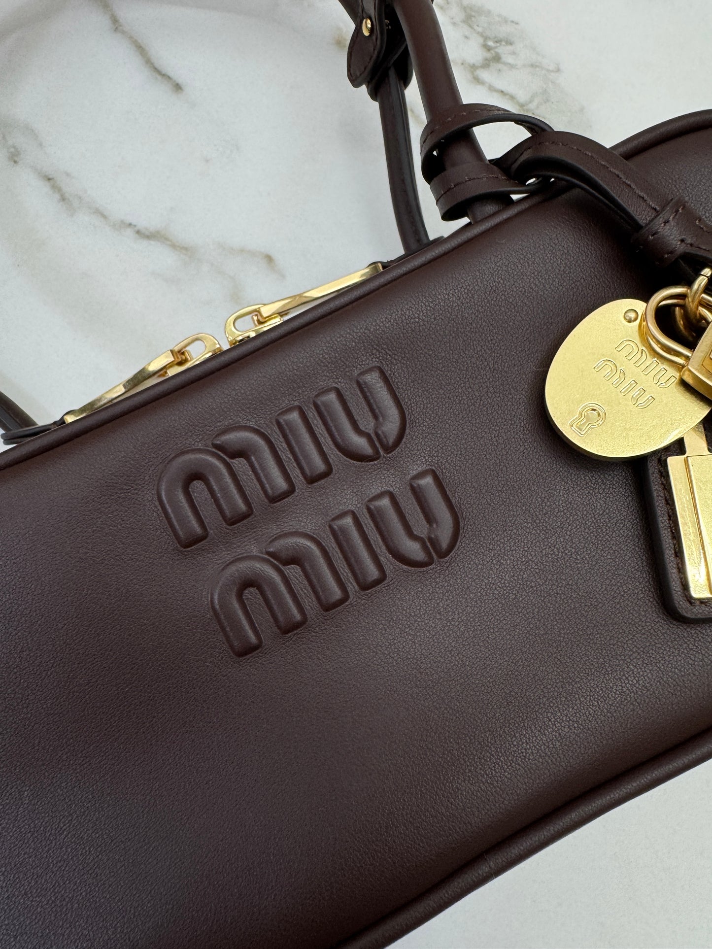 MIU MIU Beau 長柄保齡球 石楠木色 Briarwood