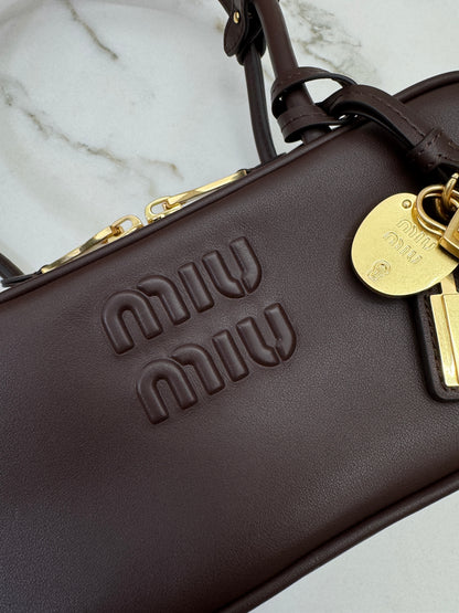 MIU MIU Beau 長柄保齡球 石楠木色 Briarwood