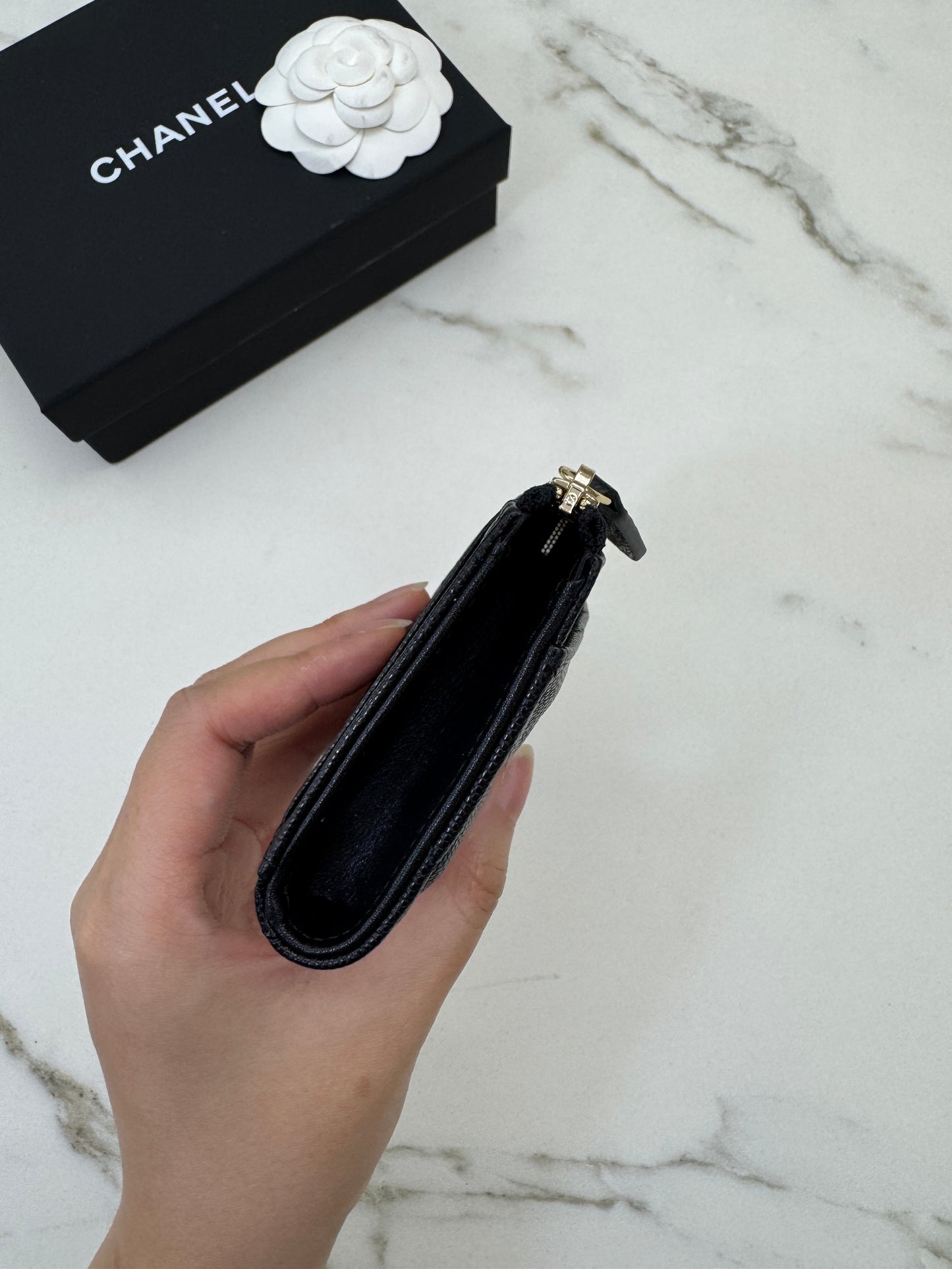 CHANEL L型拉鏈卡包 雕刻菱格扣