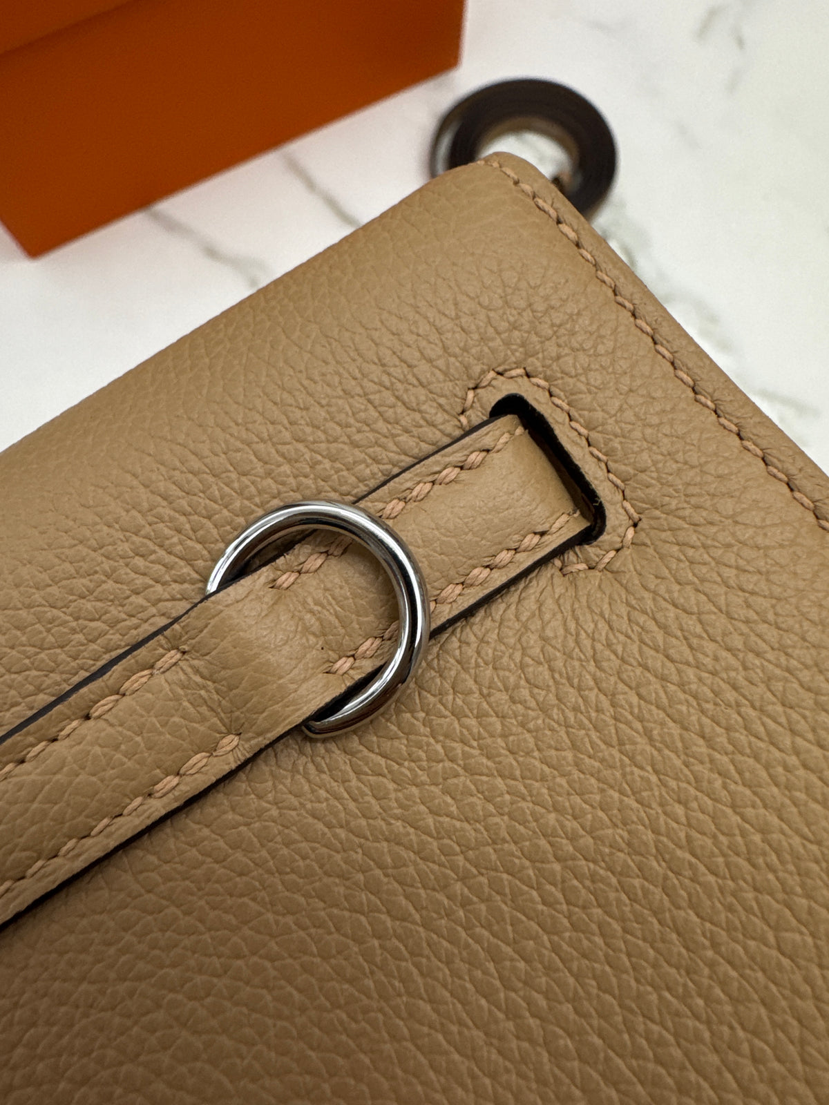 HERMES Kelly Danse 奶茶色銀扣 Chai Evercolor PHW