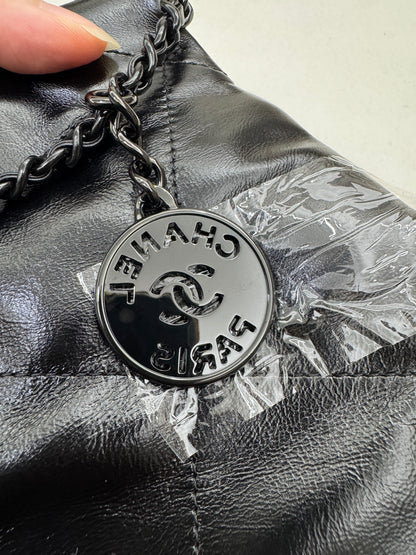 CHANEL Mini 22 Bag So Black 油蠟牛皮
