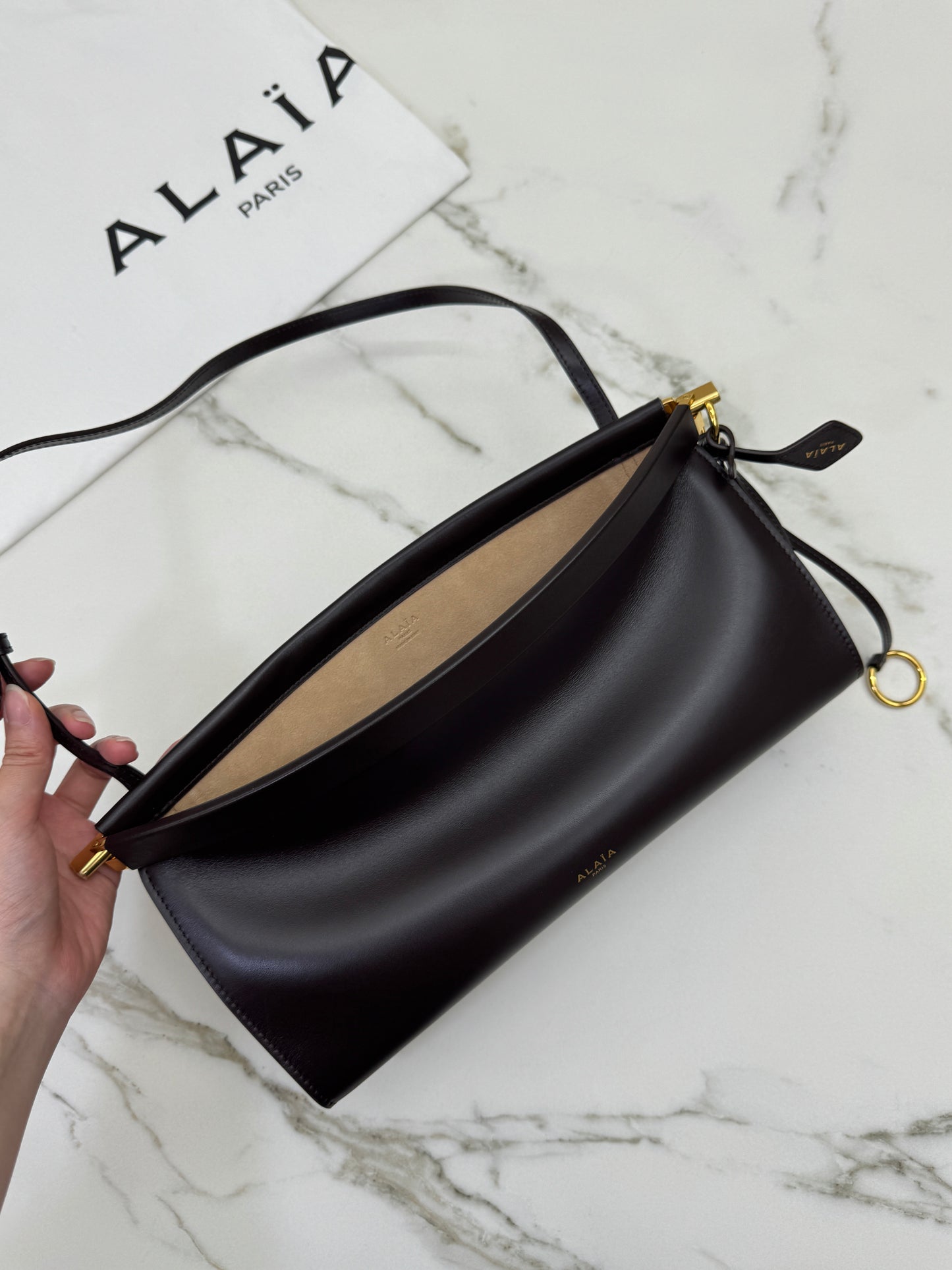 ALAIA Le Click East West Medium 深棕色