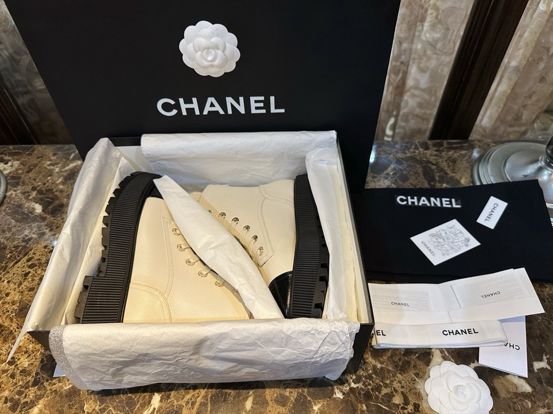 CHANEL 厚底馬丁短靴 黑白 23B