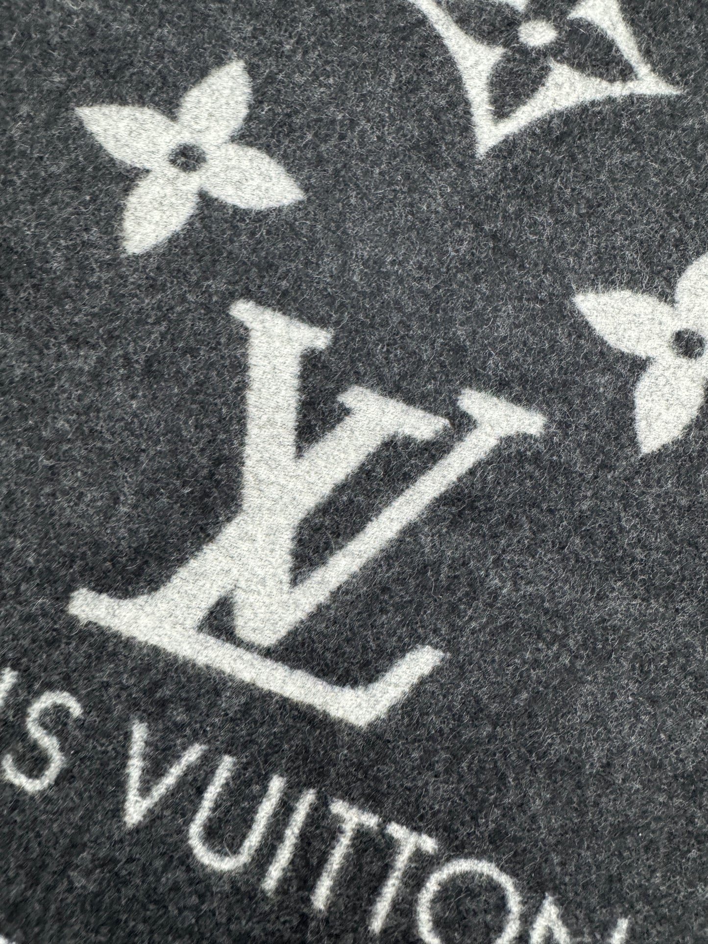 LV Reykjavik Scarf 100% Cashmere Black