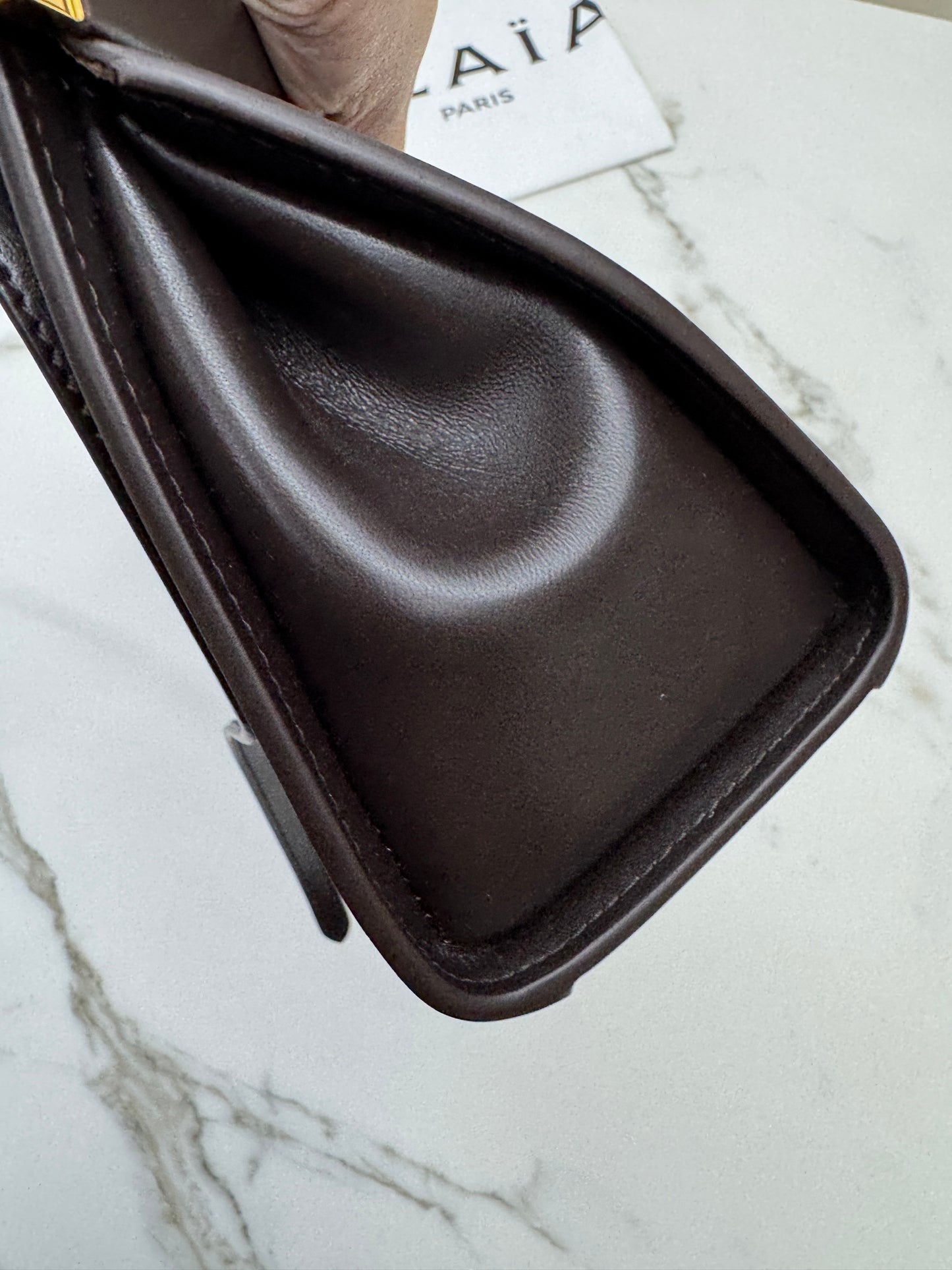 ALAIA Le Click East West Medium 深棕色
