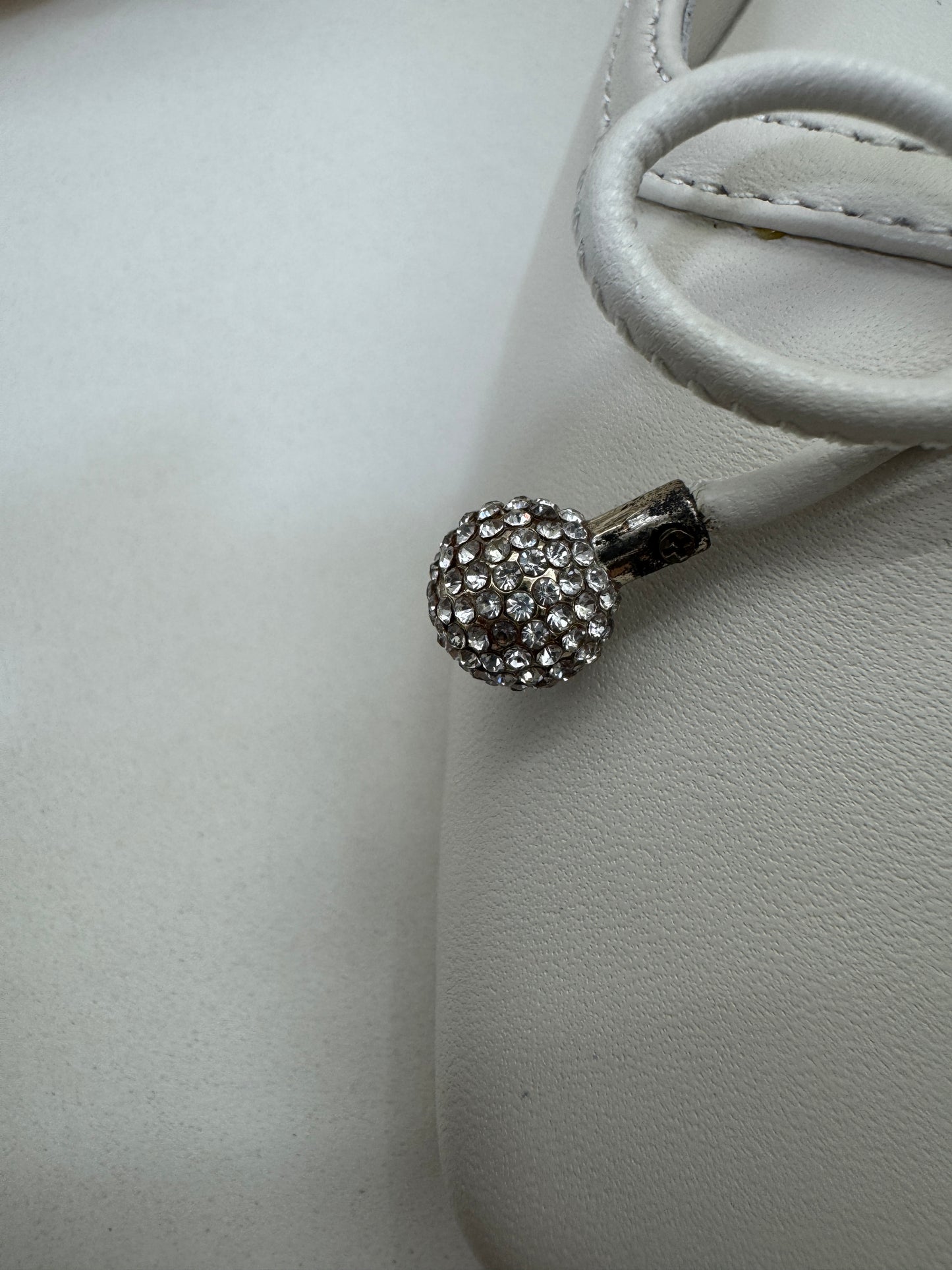 JIMMY CHOO 方頭珍珠拼鑽蝴蝶結 米白