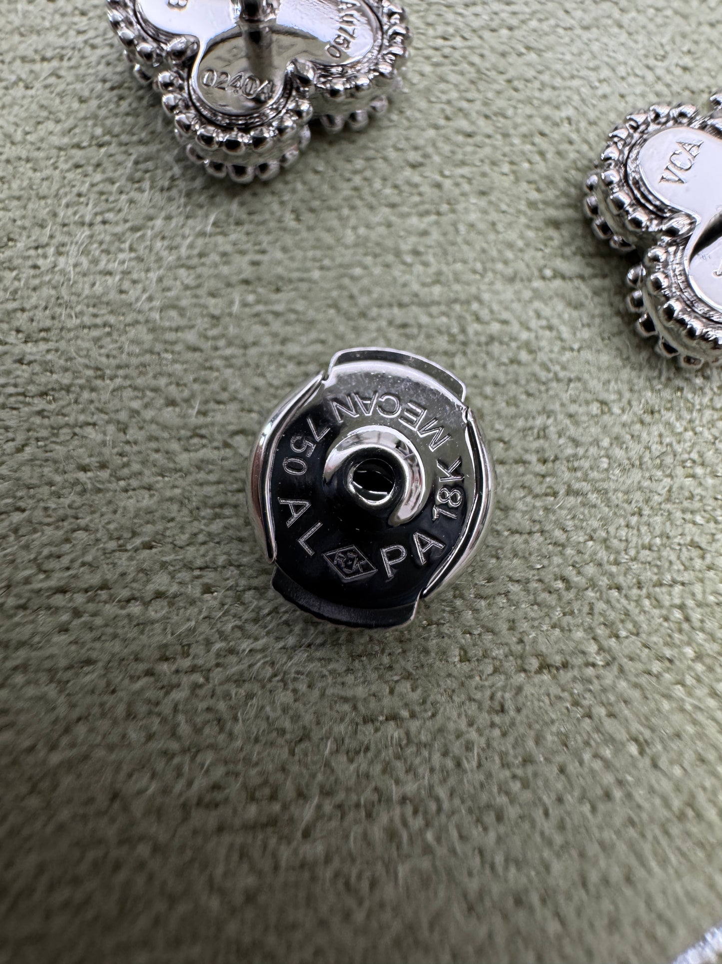 VCA Sweet Alhambra Earrings 白金色白貝母耳環