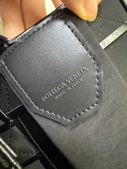 BV 8格油臘皮腰包