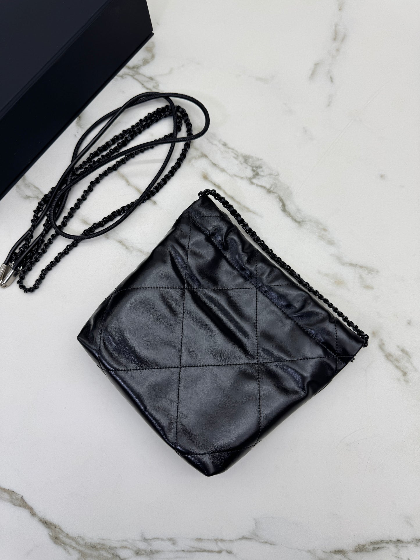 CHANEL Mini 22 Bag So Black 油蠟牛皮