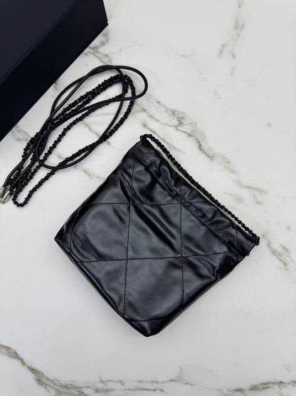 CHANEL Mini 22 Bag So Black 油蠟牛皮
