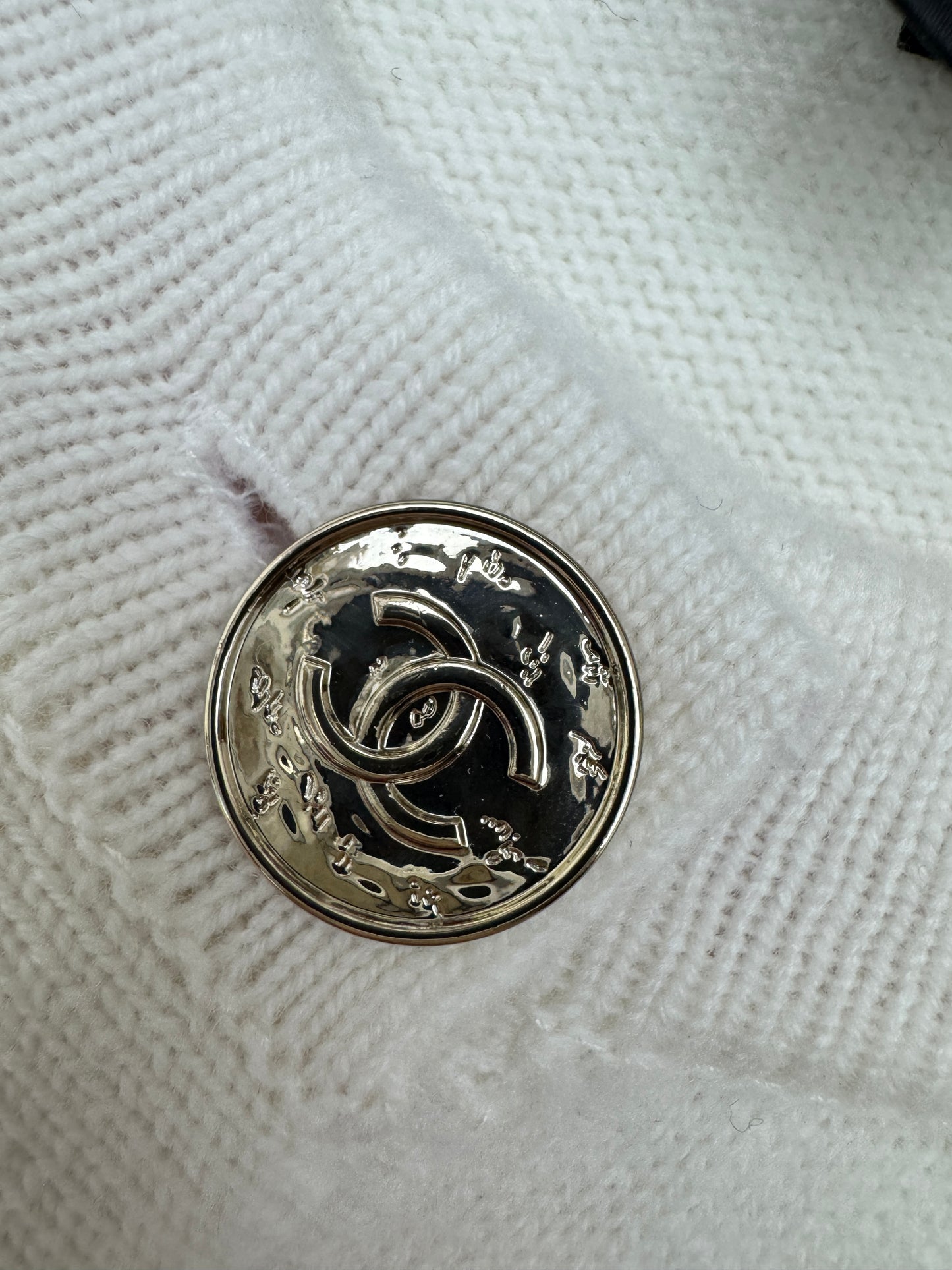 CHANEL 25B 白色羊絨開衫