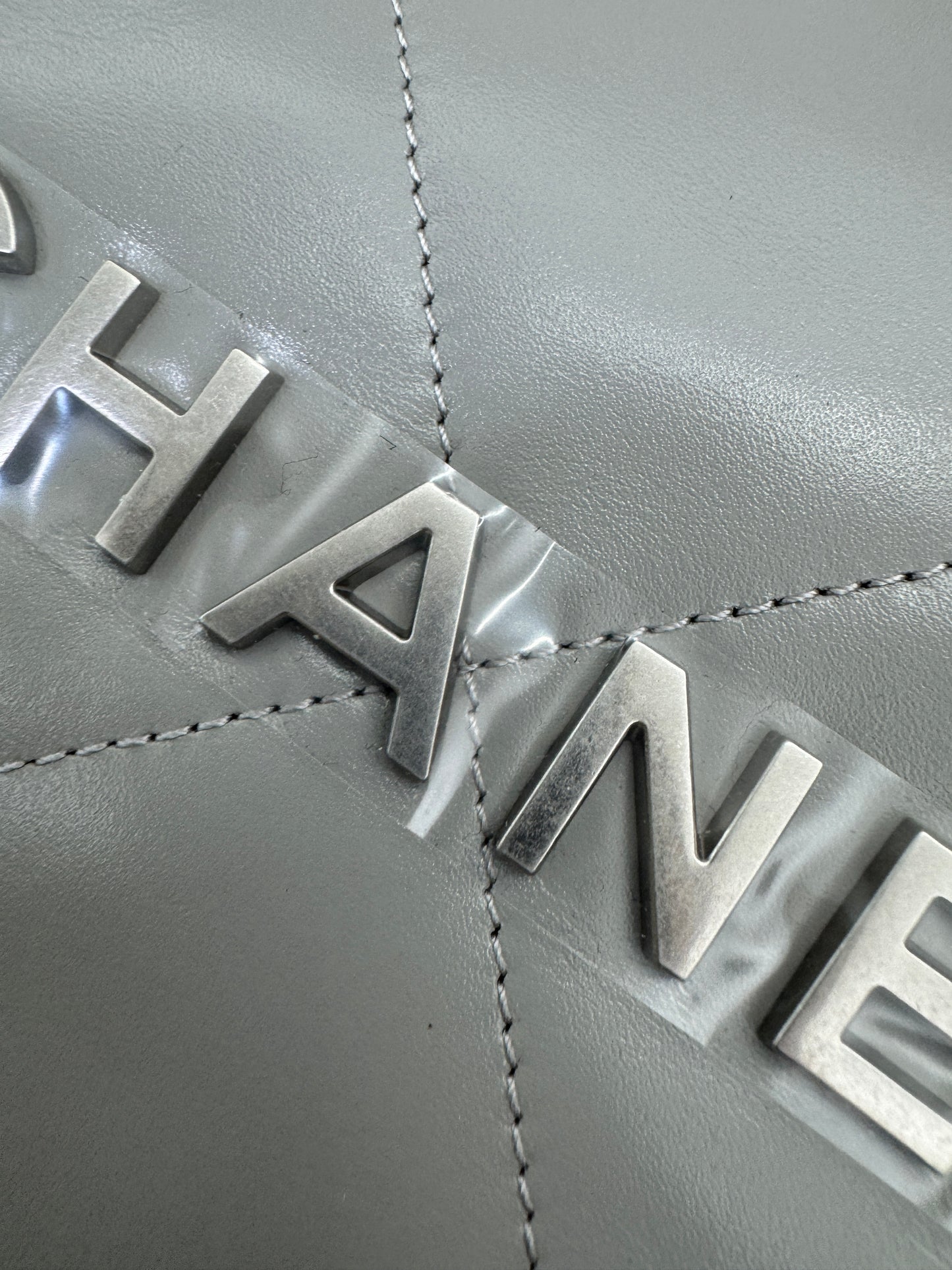 CHANEL 22 Bag Medium 23C淺灰色銀扣